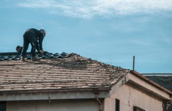 【後悔したくない方必見！】屋根リフォームの種類と費用相場